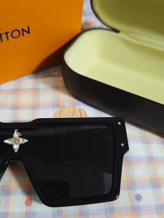ℒLV sunglasses main image 5